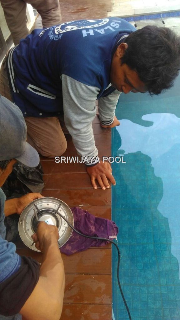Hal Yang Perlu Diperhatikan Saat Pemasangan Lampu Kolam Renang pemasangan lampu kolam