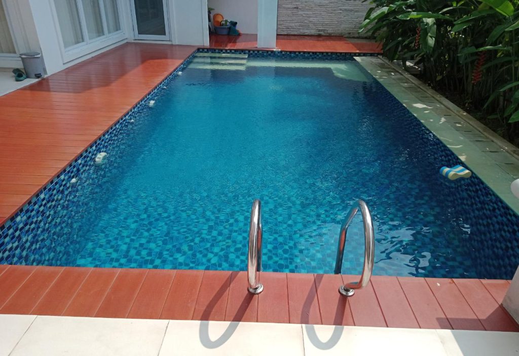 decking kolam renang