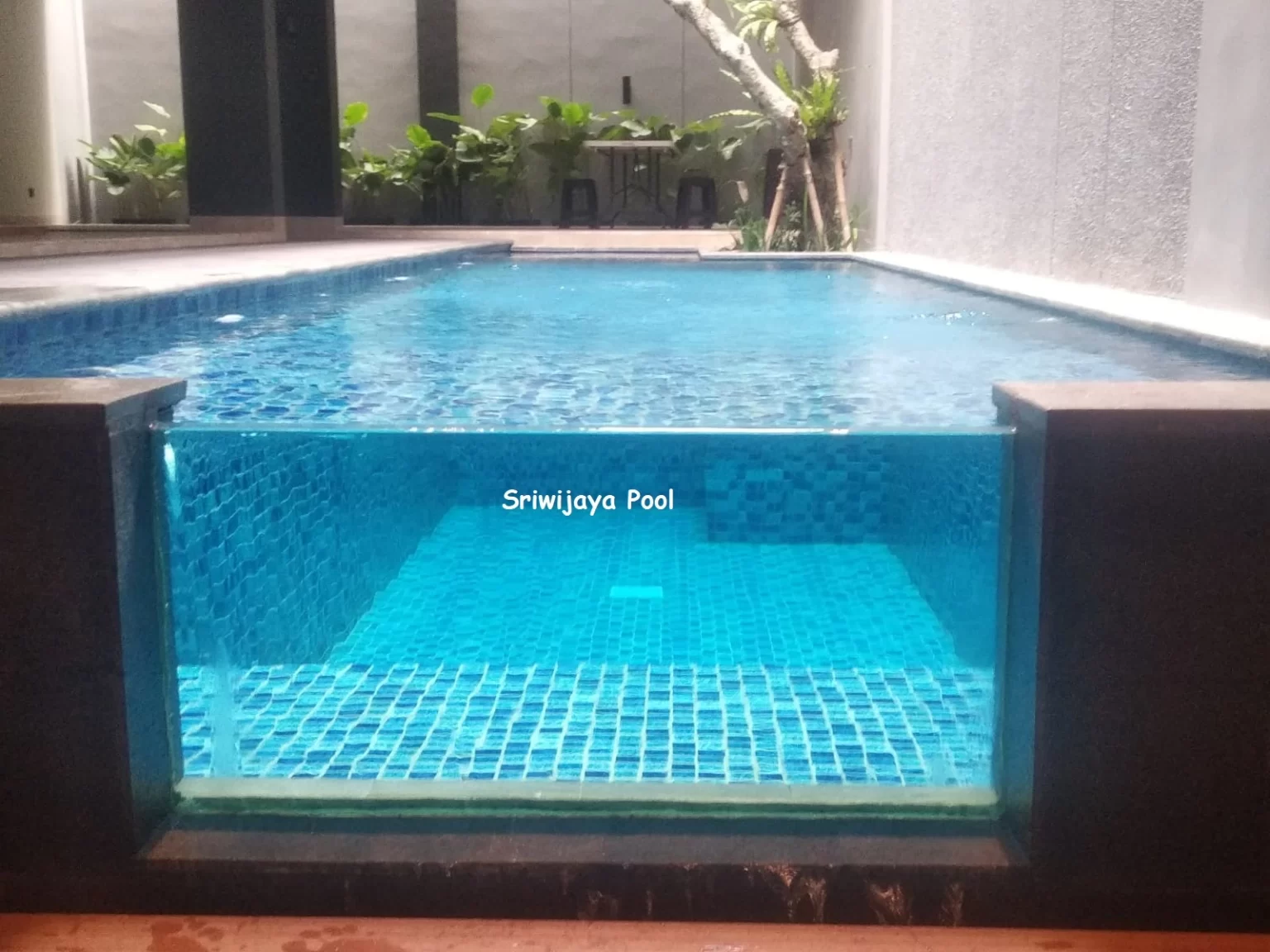 kolam renang berdinding kaca