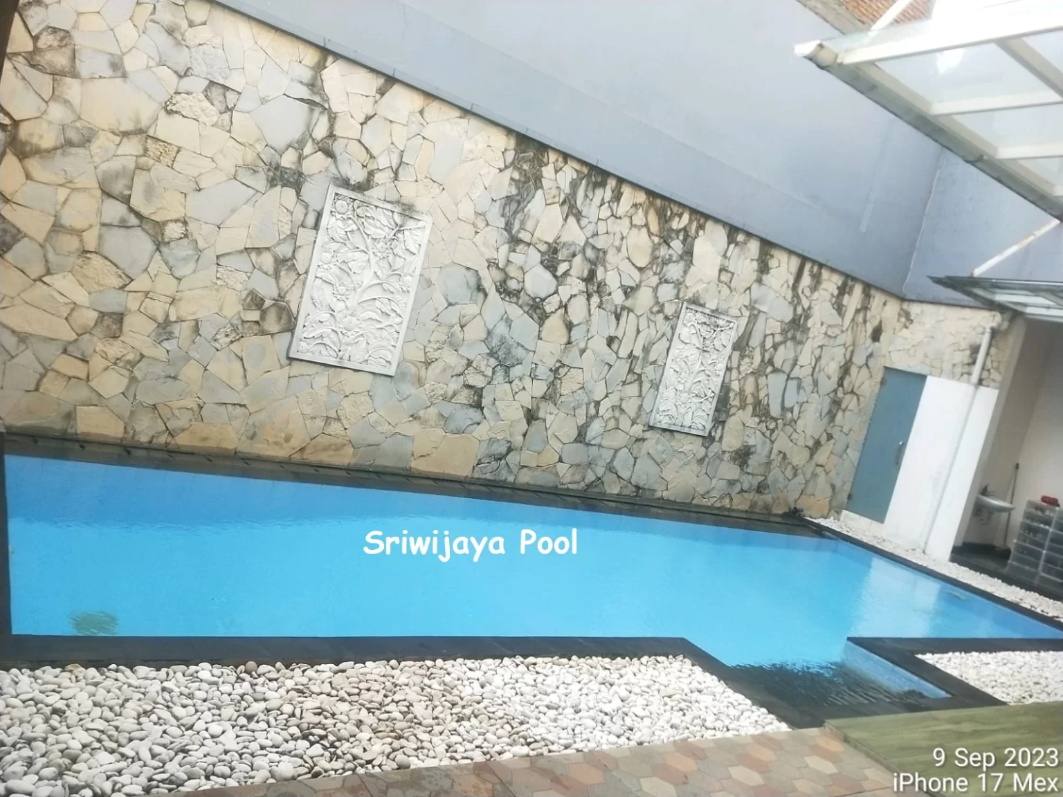 konstruksi kolam renang overflow